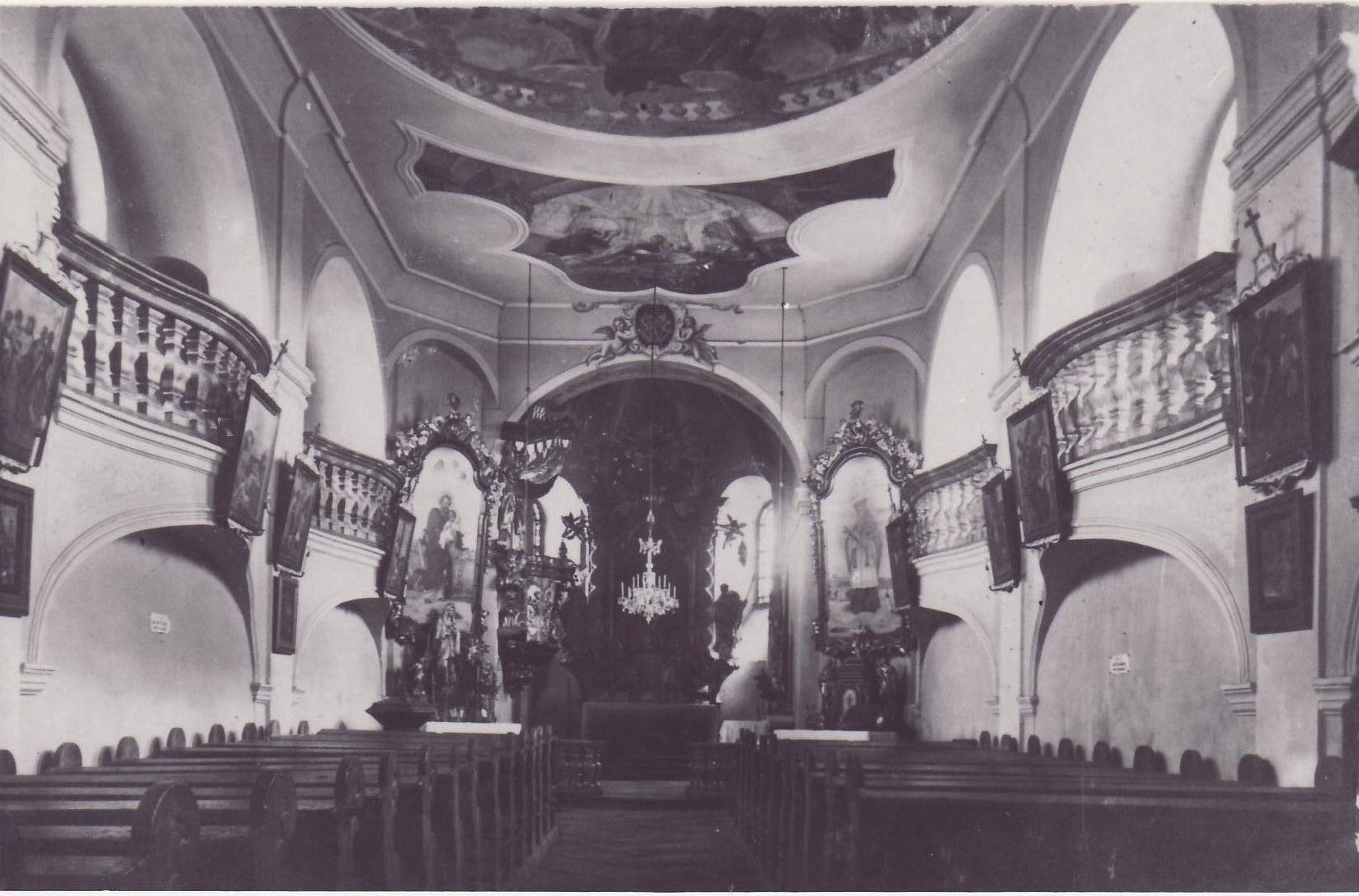 Innenraum der Pfarrkirche "Maria Himmelfahrt" um 1940.